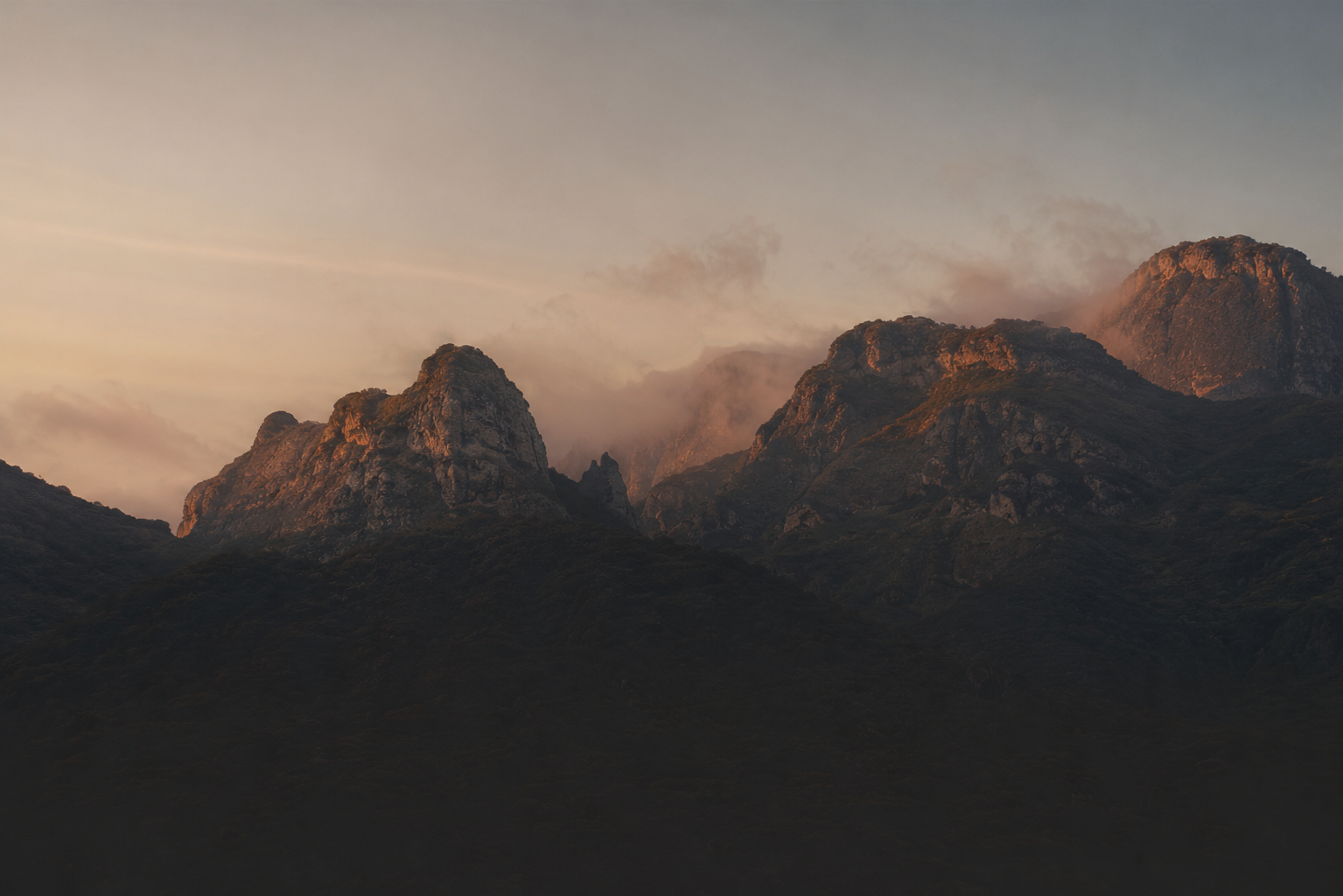Een wijds berglandschap bij zonsopgang